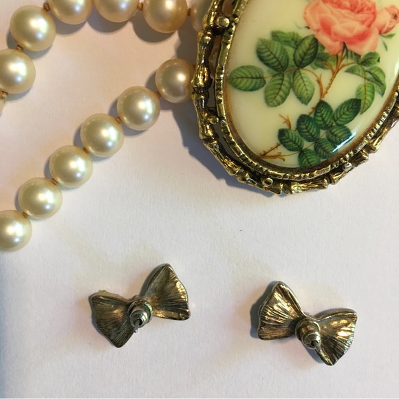 VTG Curated Trio - Pearls Roses and Bows jewelry set - Picture 4 of 11